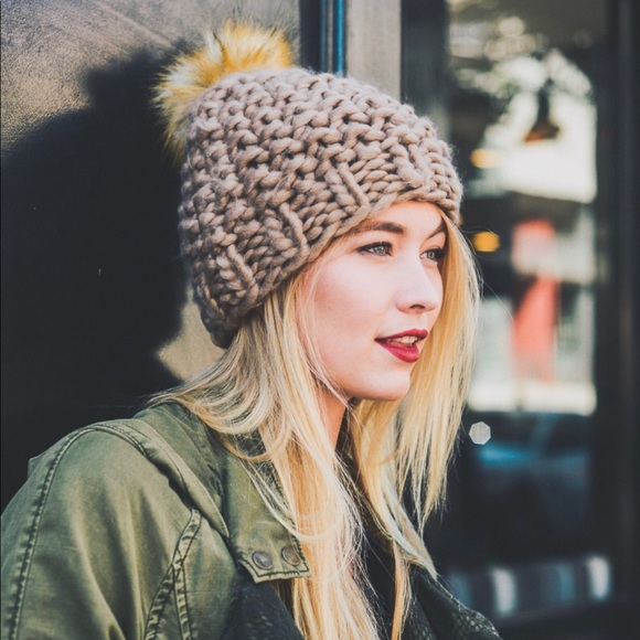 Chunky Pom Beanie Soft Oversized Knit Fur Hat NWT - Picture 2 of 2